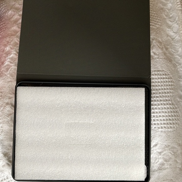 iPad cover NWT, designer look - Picture 2 of 5